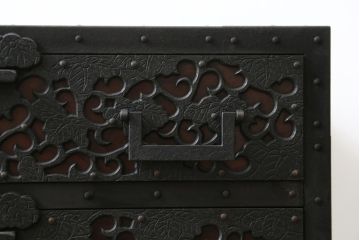 和製ビンテージ　工芸品　総欅(ケヤキ)材　びっしりと施された金具が重厚感を高める佐渡船箪笥(定価約340万円)(舟箪笥、帳箱、銭箱、引き出し、チェスト、小箪笥、小物収納、ヴィンテージ)(R-058767)