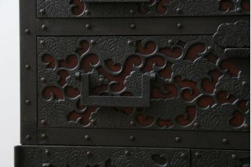 和製ビンテージ　工芸品　総欅(ケヤキ)材　びっしりと施された金具が重厚感を高める佐渡船箪笥(定価約340万円)(舟箪笥、帳箱、銭箱、引き出し、チェスト、小箪笥、小物収納、ヴィンテージ)(R-058767)