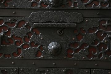 和製ビンテージ　工芸品　総欅(ケヤキ)材　びっしりと施された金具が重厚感を高める佐渡船箪笥(定価約340万円)(舟箪笥、帳箱、銭箱、引き出し、チェスト、小箪笥、小物収納、ヴィンテージ)(R-058767)