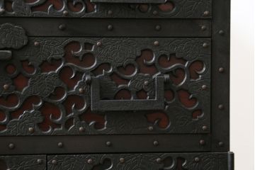 和製ビンテージ　工芸品　総欅(ケヤキ)材　びっしりと施された金具が重厚感を高める佐渡船箪笥(定価約340万円)(舟箪笥、帳箱、銭箱、引き出し、チェスト、小箪笥、小物収納、ヴィンテージ)(R-058767)