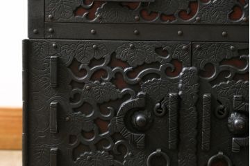 和製ビンテージ　工芸品　総欅(ケヤキ)材　びっしりと施された金具が重厚感を高める佐渡船箪笥(定価約340万円)(舟箪笥、帳箱、銭箱、引き出し、チェスト、小箪笥、小物収納、ヴィンテージ)(R-058767)