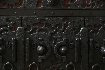 和製ビンテージ　工芸品　総欅(ケヤキ)材　びっしりと施された金具が重厚感を高める佐渡船箪笥(定価約340万円)(舟箪笥、帳箱、銭箱、引き出し、チェスト、小箪笥、小物収納、ヴィンテージ)(R-058767)