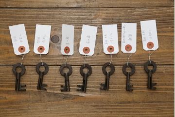 和製ビンテージ　工芸品　総欅(ケヤキ)材　びっしりと施された金具が重厚感を高める佐渡船箪笥(定価約340万円)(舟箪笥、帳箱、銭箱、引き出し、チェスト、小箪笥、小物収納、ヴィンテージ)(R-058767)