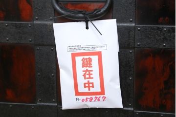 和製ビンテージ　工芸品　総欅(ケヤキ)材　びっしりと施された金具が重厚感を高める佐渡船箪笥(定価約340万円)(舟箪笥、帳箱、銭箱、引き出し、チェスト、小箪笥、小物収納、ヴィンテージ)(R-058767)