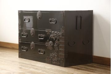 和製アンティーク　極美品!　黒漆塗り　中桐　鶴と亀の意匠が目を引く庄内箪笥ローボード(収納箪笥、時代箪笥、チェスト、引き出し)(R-058770)