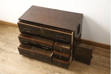 和製アンティーク　極美品!　黒漆塗り　中桐　鶴と亀の意匠が目を引く庄内箪笥ローボード(収納箪笥、時代箪笥、チェスト、引き出し)(R-058770)
