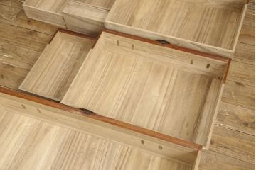 和製アンティーク　極美品!　黒漆塗り　中桐　鶴と亀の意匠が目を引く庄内箪笥ローボード(収納箪笥、時代箪笥、チェスト、引き出し)(R-058770)