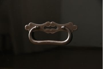 和製アンティーク　極美品!　黒漆塗り　中桐　鶴と亀の意匠が目を引く庄内箪笥ローボード(収納箪笥、時代箪笥、チェスト、引き出し)(R-058770)