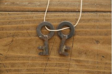 和製アンティーク　極美品!　黒漆塗り　中桐　鶴と亀の意匠が目を引く庄内箪笥ローボード(収納箪笥、時代箪笥、チェスト、引き出し)(R-058770)