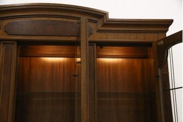 中古　DREXEL HERITAGE(ドレクセルヘリテイジ)　FRANCESCA(フランチェスカ)　品のあるデザインが高級感を高めるキャビネット(飾り棚、収納棚、戸棚)(R-058781)