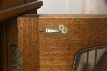 中古　DREXEL HERITAGE(ドレクセルヘリテイジ)　FRANCESCA(フランチェスカ)　品のあるデザインが高級感を高めるキャビネット(飾り棚、収納棚、戸棚)(R-058781)