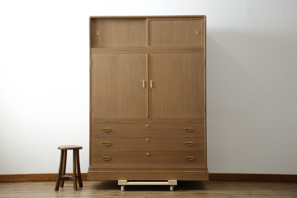 中古　美品　最高級　桐の松山(松山家具)　抜群の収納力!明るい木色と金色の金具が気品を漂わせる大阪泉州総桐箪笥　定価約200万円　(R-058783)