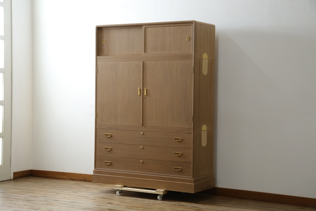 中古　美品　最高級　桐の松山(松山家具)　抜群の収納力!明るい木色と金色の金具が気品を漂わせる大阪泉州総桐箪笥　定価約200万円　(R-058783)