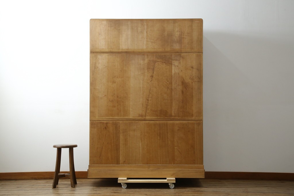 中古　美品　最高級　桐の松山(松山家具)　抜群の収納力!明るい木色と金色の金具が気品を漂わせる大阪泉州総桐箪笥　定価約200万円　(R-058783)