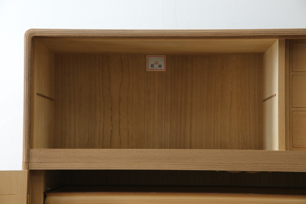 中古　美品　最高級　桐の松山(松山家具)　抜群の収納力!明るい木色と金色の金具が気品を漂わせる大阪泉州総桐箪笥　定価約200万円　(R-058783)