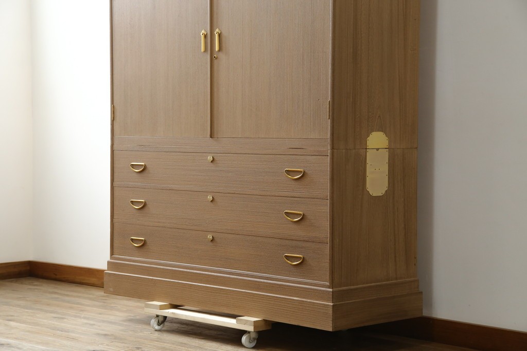 中古　美品　最高級　桐の松山(松山家具)　抜群の収納力!明るい木色と金色の金具が気品を漂わせる大阪泉州総桐箪笥　定価約200万円　(R-058783)