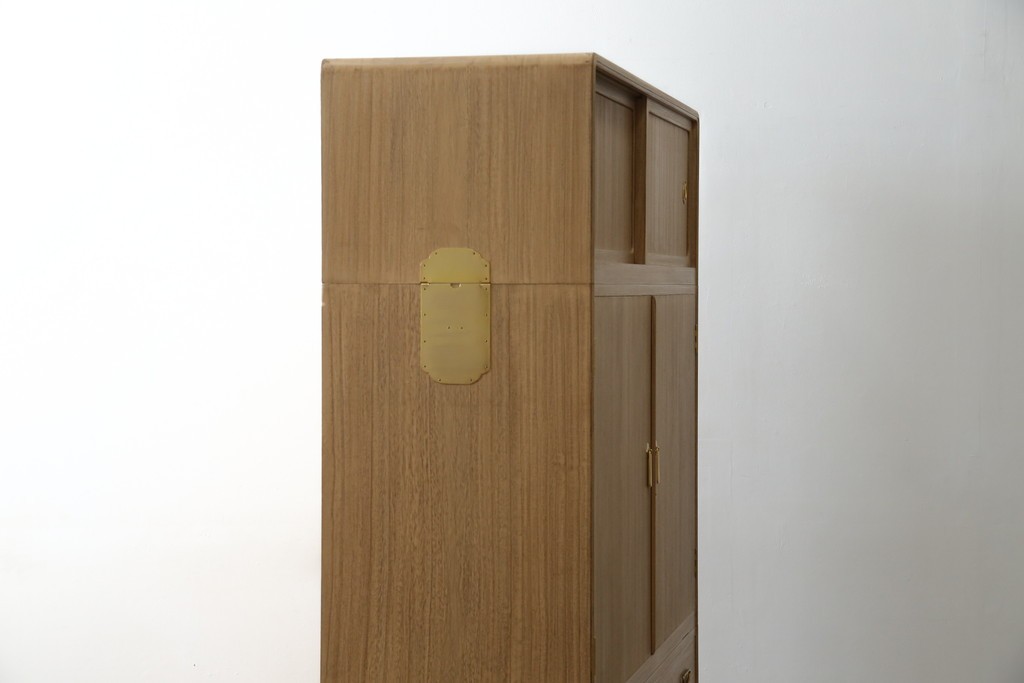 中古　美品　最高級　桐の松山(松山家具)　抜群の収納力!明るい木色と金色の金具が気品を漂わせる大阪泉州総桐箪笥　定価約200万円　(R-058783)