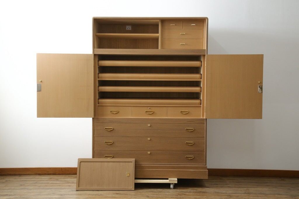 中古　美品　最高級　桐の松山(松山家具)　抜群の収納力!明るい木色と金色の金具が気品を漂わせる大阪泉州総桐箪笥　定価約200万円　(R-058783)