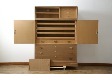 中古　美品　最高級　桐の松山(松山家具)　抜群の収納力!明るい木色と金色の金具が気品を漂わせる大阪泉州総桐箪笥　定価約200万円　(R-058783)