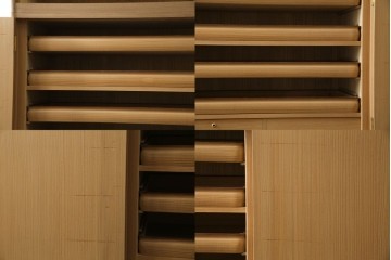 中古　美品　最高級　桐の松山(松山家具)　抜群の収納力!明るい木色と金色の金具が気品を漂わせる大阪泉州総桐箪笥　定価約200万円　(R-058783)