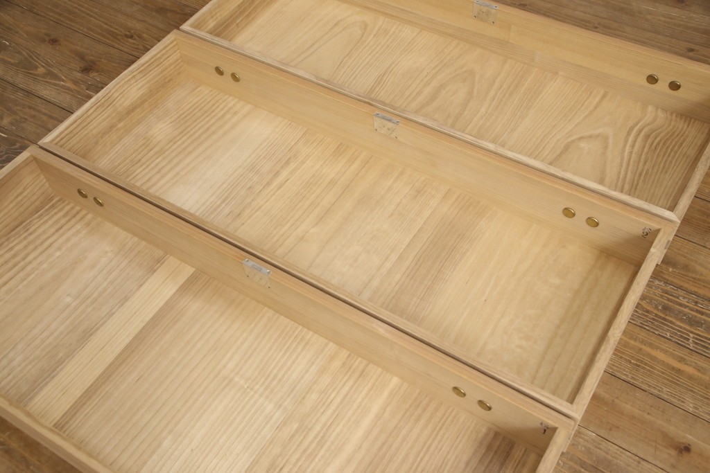 中古　美品　最高級　桐の松山(松山家具)　抜群の収納力!明るい木色と金色の金具が気品を漂わせる大阪泉州総桐箪笥　定価約200万円　(R-058783)