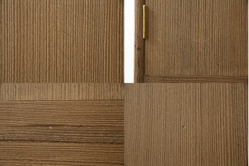 中古　美品　最高級　桐の松山(松山家具)　抜群の収納力!明るい木色と金色の金具が気品を漂わせる大阪泉州総桐箪笥　定価約200万円　(R-058783)