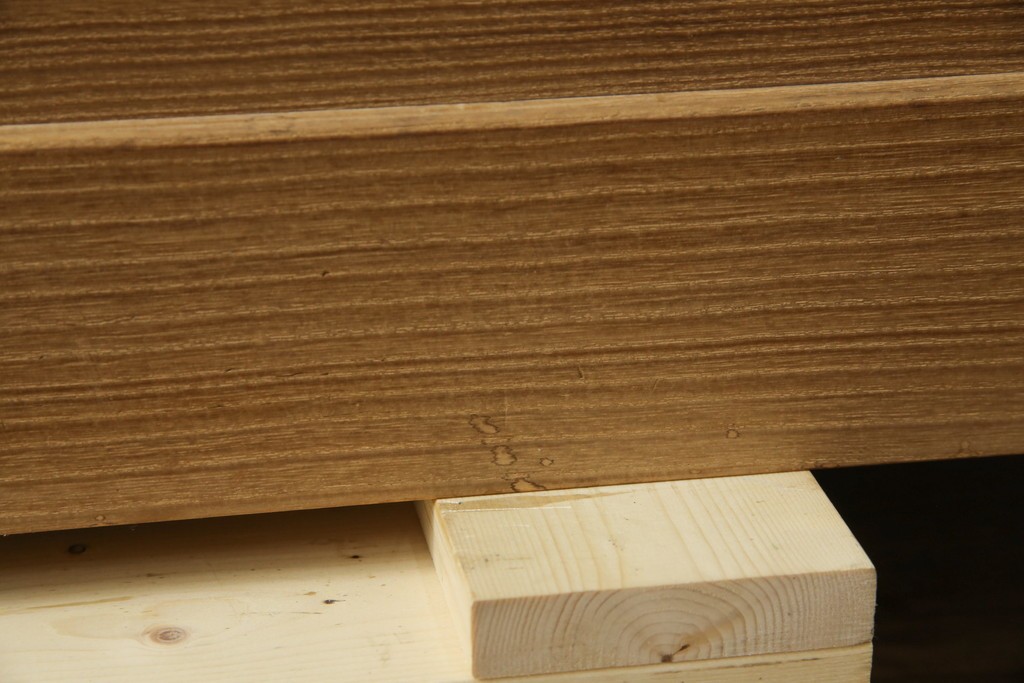 中古　美品　最高級　桐の松山(松山家具)　抜群の収納力!明るい木色と金色の金具が気品を漂わせる大阪泉州総桐箪笥　定価約200万円　(R-058783)