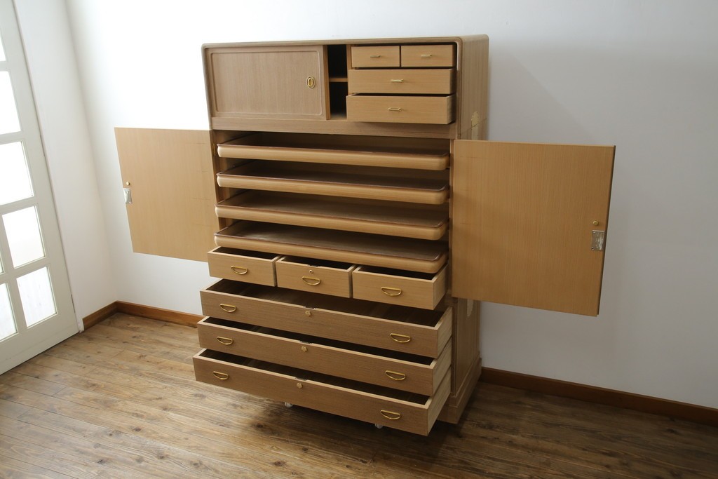 中古　美品　最高級　桐の松山(松山家具)　抜群の収納力!明るい木色と金色の金具が気品を漂わせる大阪泉州総桐箪笥　定価約200万円　(R-058783)