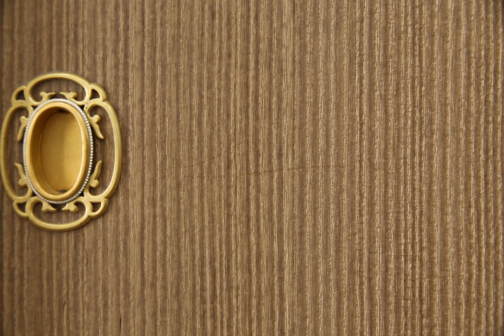 中古　美品　最高級　桐の松山(松山家具)　抜群の収納力!明るい木色と金色の金具が気品を漂わせる大阪泉州総桐箪笥　定価約200万円　(R-058783)