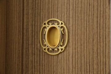 中古　美品　最高級　桐の松山(松山家具)　抜群の収納力!明るい木色と金色の金具が気品を漂わせる大阪泉州総桐箪笥　定価約200万円　(R-058783)