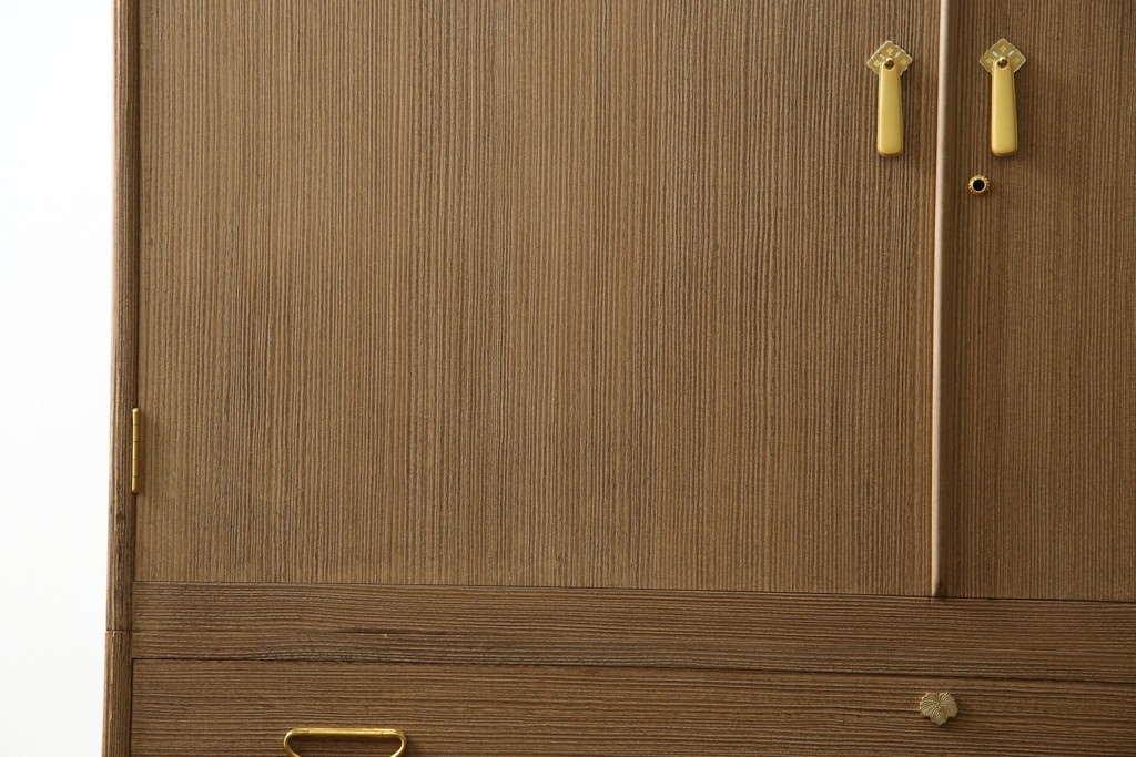 中古　美品　最高級　桐の松山(松山家具)　抜群の収納力!明るい木色と金色の金具が気品を漂わせる大阪泉州総桐箪笥　定価約200万円　(R-058783)