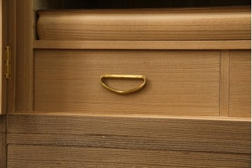 中古　美品　最高級　桐の松山(松山家具)　抜群の収納力!明るい木色と金色の金具が気品を漂わせる大阪泉州総桐箪笥　定価約200万円　(R-058783)