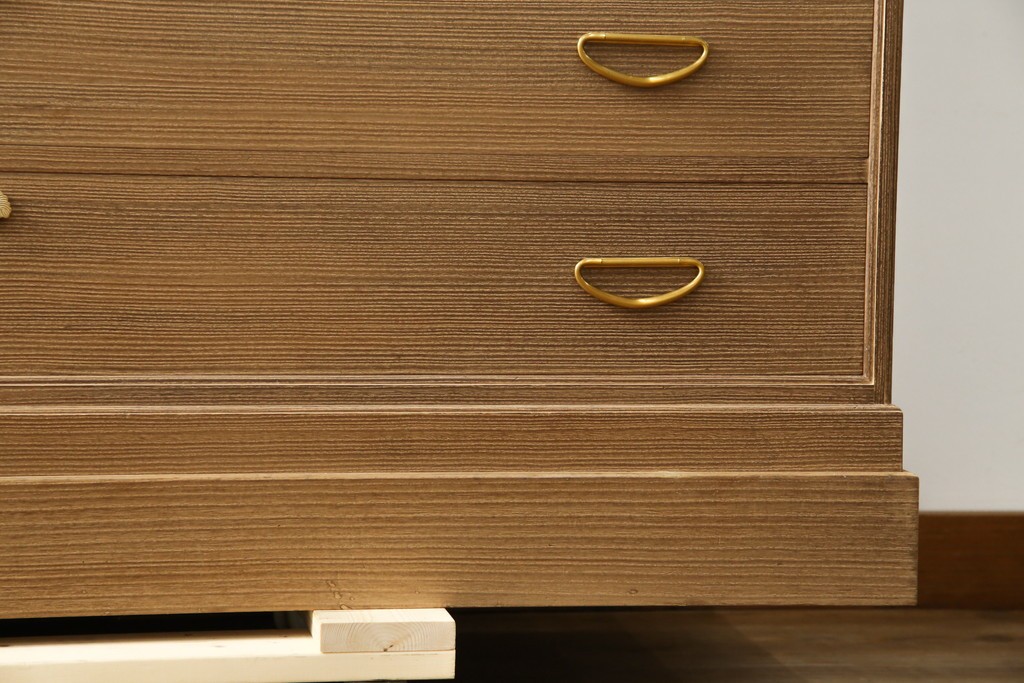 中古　美品　最高級　桐の松山(松山家具)　抜群の収納力!明るい木色と金色の金具が気品を漂わせる大阪泉州総桐箪笥　定価約200万円　(R-058783)