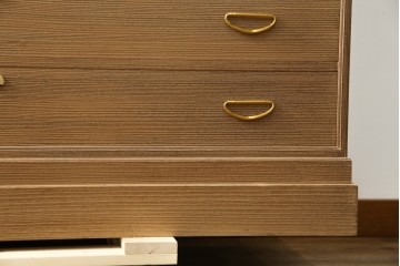 中古　美品　最高級　桐の松山(松山家具)　抜群の収納力!明るい木色と金色の金具が気品を漂わせる大阪泉州総桐箪笥　定価約200万円　(R-058783)