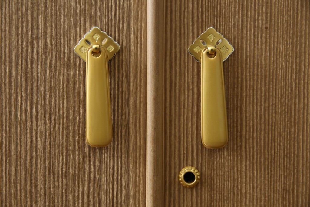 中古　美品　最高級　桐の松山(松山家具)　抜群の収納力!明るい木色と金色の金具が気品を漂わせる大阪泉州総桐箪笥　定価約200万円　(R-058783)