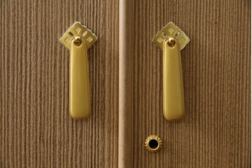 中古　美品　最高級　桐の松山(松山家具)　抜群の収納力!明るい木色と金色の金具が気品を漂わせる大阪泉州総桐箪笥　定価約200万円　(R-058783)