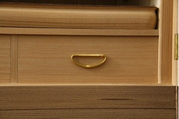 中古　美品　最高級　桐の松山(松山家具)　抜群の収納力!明るい木色と金色の金具が気品を漂わせる大阪泉州総桐箪笥　定価約200万円　(R-058783)