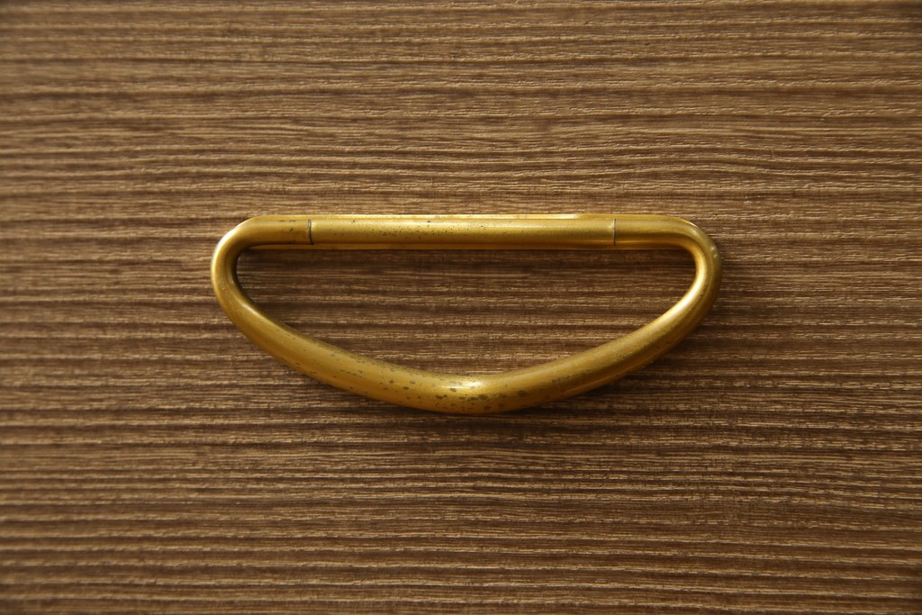 中古　美品　最高級　桐の松山(松山家具)　抜群の収納力!明るい木色と金色の金具が気品を漂わせる大阪泉州総桐箪笥　定価約200万円　(R-058783)