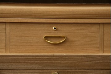 中古　美品　最高級　桐の松山(松山家具)　抜群の収納力!明るい木色と金色の金具が気品を漂わせる大阪泉州総桐箪笥　定価約200万円　(R-058783)