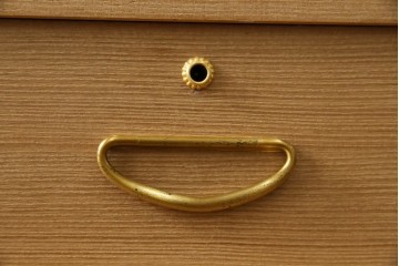 中古　美品　最高級　桐の松山(松山家具)　抜群の収納力!明るい木色と金色の金具が気品を漂わせる大阪泉州総桐箪笥　定価約200万円　(R-058783)