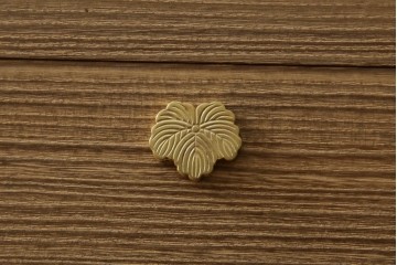 中古　美品　最高級　桐の松山(松山家具)　抜群の収納力!明るい木色と金色の金具が気品を漂わせる大阪泉州総桐箪笥　定価約200万円　(R-058783)