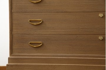 中古　美品　最高級　桐の松山(松山家具)　抜群の収納力!明るい木色と金色の金具が気品を漂わせる大阪泉州総桐箪笥　定価約200万円　(R-058783)