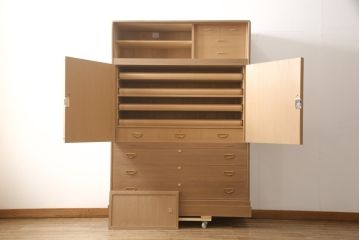 中古　美品　最高級　桐の松山(松山家具)　抜群の収納力!明るい木色と金色の金具が気品を漂わせる大阪泉州総桐箪笥(定価約200万円)(並厚、総桐たんす、着物箪笥、衣装箪笥、整理タンス、和タンス)(R-058783)