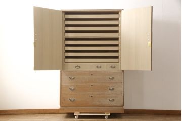 中古　宮内庁御用達桐匠　新井昇　上品な梅模様が金具を飾る桐箪笥(胴厚、四方丸、桐たんす、和タンス、収納箪笥、着物箪笥)(R-058784)