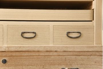 中古　宮内庁御用達桐匠　新井昇　上品な梅模様が金具を飾る桐箪笥(胴厚、四方丸、桐たんす、和タンス、収納箪笥、着物箪笥)(R-058784)
