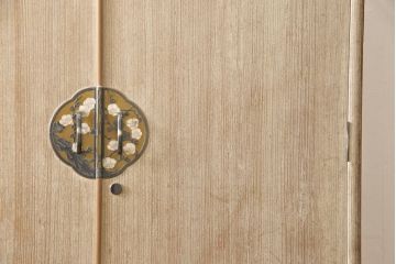 中古　宮内庁御用達桐匠　新井昇　上品な梅模様が金具を飾る桐箪笥(胴厚、四方丸、桐たんす、和タンス、収納箪笥、着物箪笥)(R-058784)