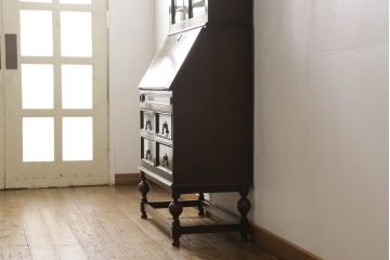 イギリスアンティーク　美品　Lloyd's Antiques(ロイズ・アンティークス)取り扱い　オーク材　ステンドグラス入り　クラシカルな佇まいが美しいビューローブックケース(ライティングビューロー、本箱、飾り棚、ワークデスク、在宅ワーク用)(R-058785)