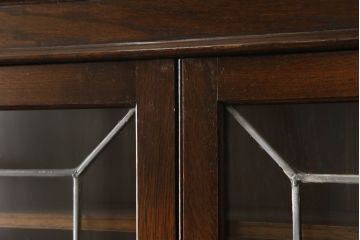 イギリスアンティーク　美品　Lloyd's Antiques(ロイズ・アンティークス)取り扱い　オーク材　ステンドグラス入り　クラシカルな佇まいが美しいビューローブックケース(ライティングビューロー、本箱、飾り棚、ワークデスク、在宅ワーク用)(R-058785)