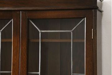 イギリスアンティーク　美品　Lloyd's Antiques(ロイズ・アンティークス)取り扱い　オーク材　ステンドグラス入り　クラシカルな佇まいが美しいビューローブックケース(ライティングビューロー、本箱、飾り棚、ワークデスク、在宅ワーク用)(R-058785)