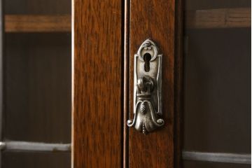 イギリスアンティーク　美品　Lloyd's Antiques(ロイズ・アンティークス)取り扱い　オーク材　ステンドグラス入り　クラシカルな佇まいが美しいビューローブックケース(ライティングビューロー、本箱、飾り棚、ワークデスク、在宅ワーク用)(R-058785)